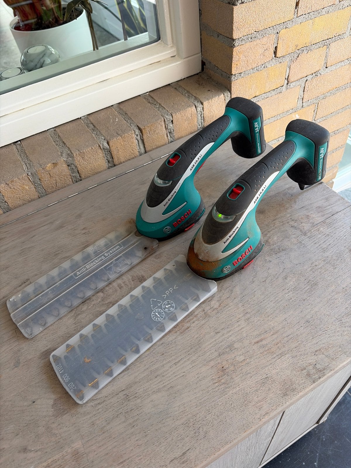 2x Bosch Buxus Scharen - Gebruikt, voor klein werk/onderdele, Ophalen of Verzenden, Gebruikt, Accu