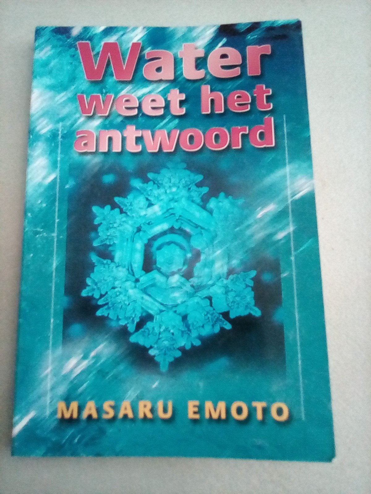 Water weet het antwoord - Masaru Emoto, Boeken, Achtergrond en Informatie, Ophalen of Verzenden, Zo goed als nieuw, Overige onderwerpen