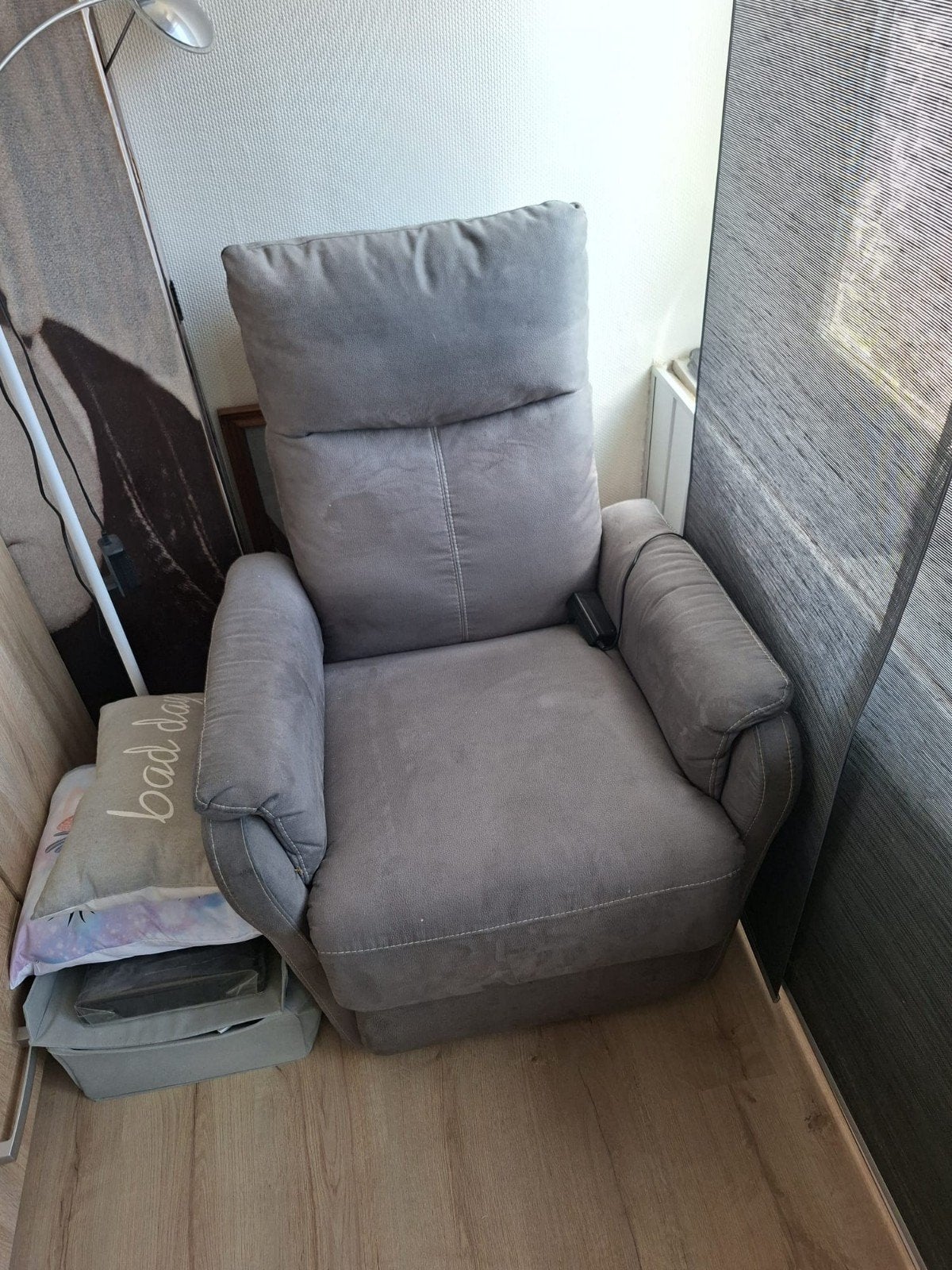 Electrische relax Fauteuil,  grijs, Ophalen, Zo goed als nieuw, 75 tot 100 cm, 50 tot 75 cm
