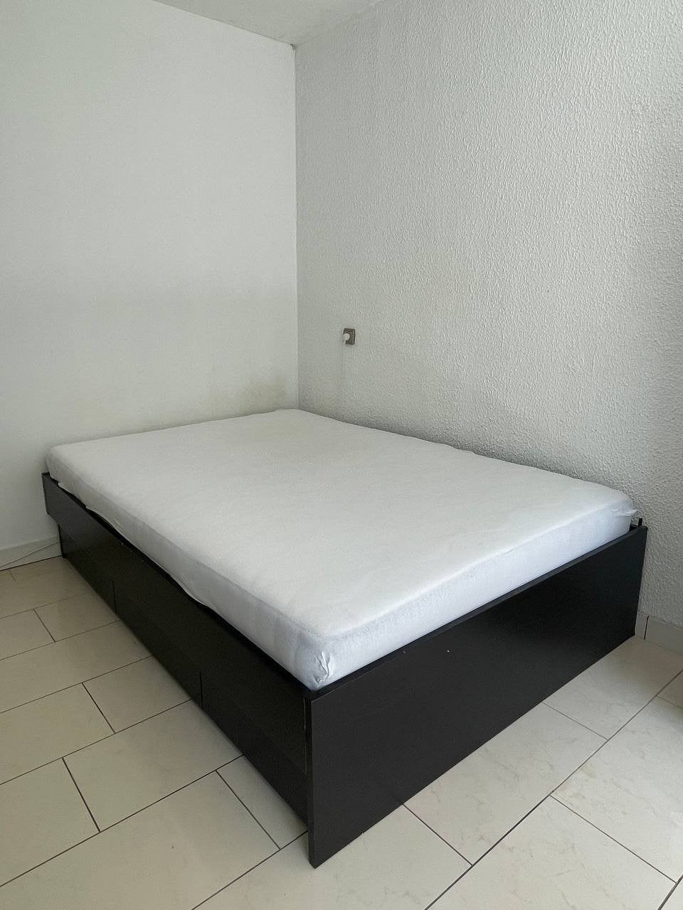 Queen size black bed with mattress, Huis en Inrichting, Slaapkamer | Bedden, Ophalen, Gebruikt, Zwart, Steigerhout