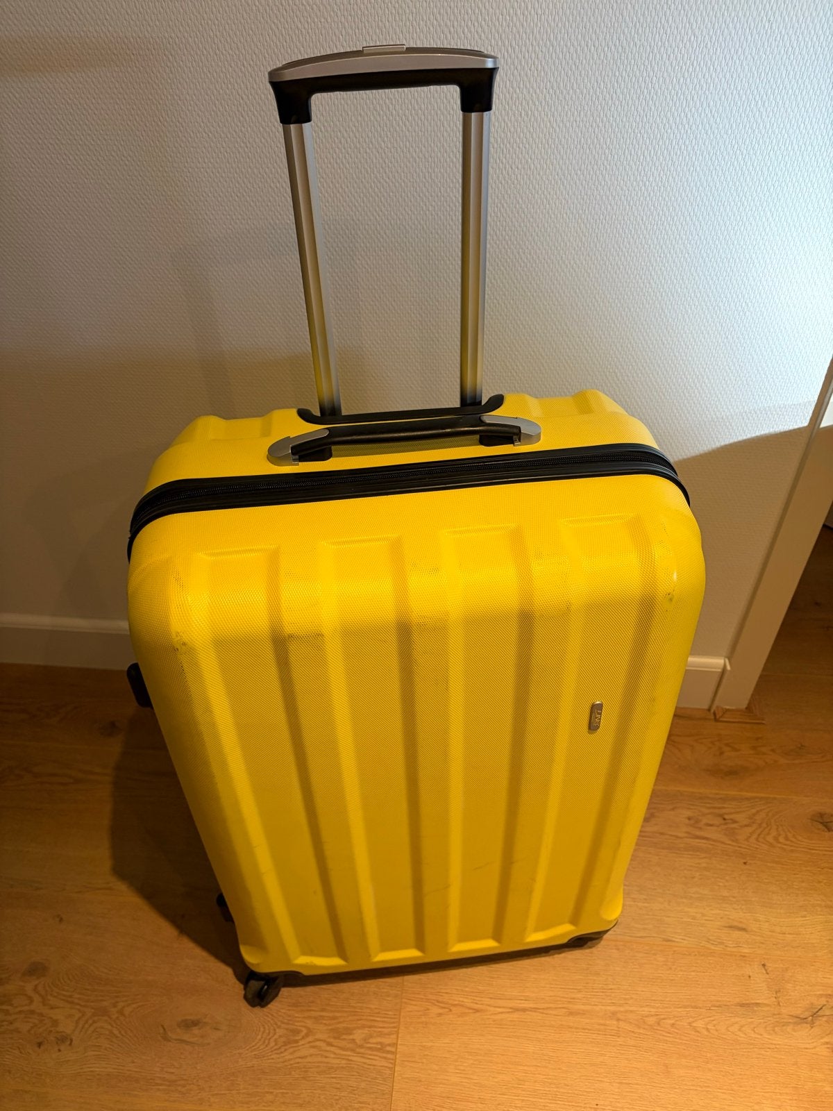 N Line Gele Koffer met Rits en Cijferslot, 60 tot 70 cm, Gebruikt, Hard kunststof, Slot