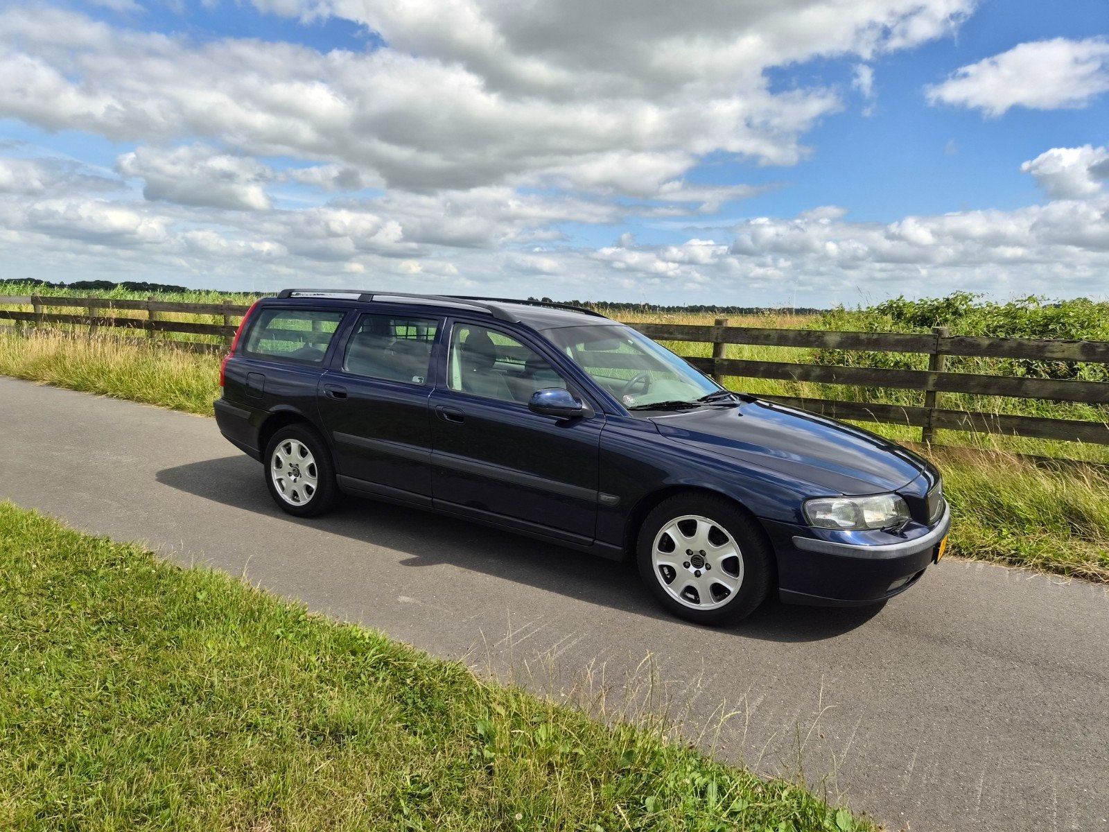 Volvo V70 2.4 D5 AUT 2002 Blauw klusauto/onderdelen, 1800 kg, Beige, 197 €/maand, Blauw
