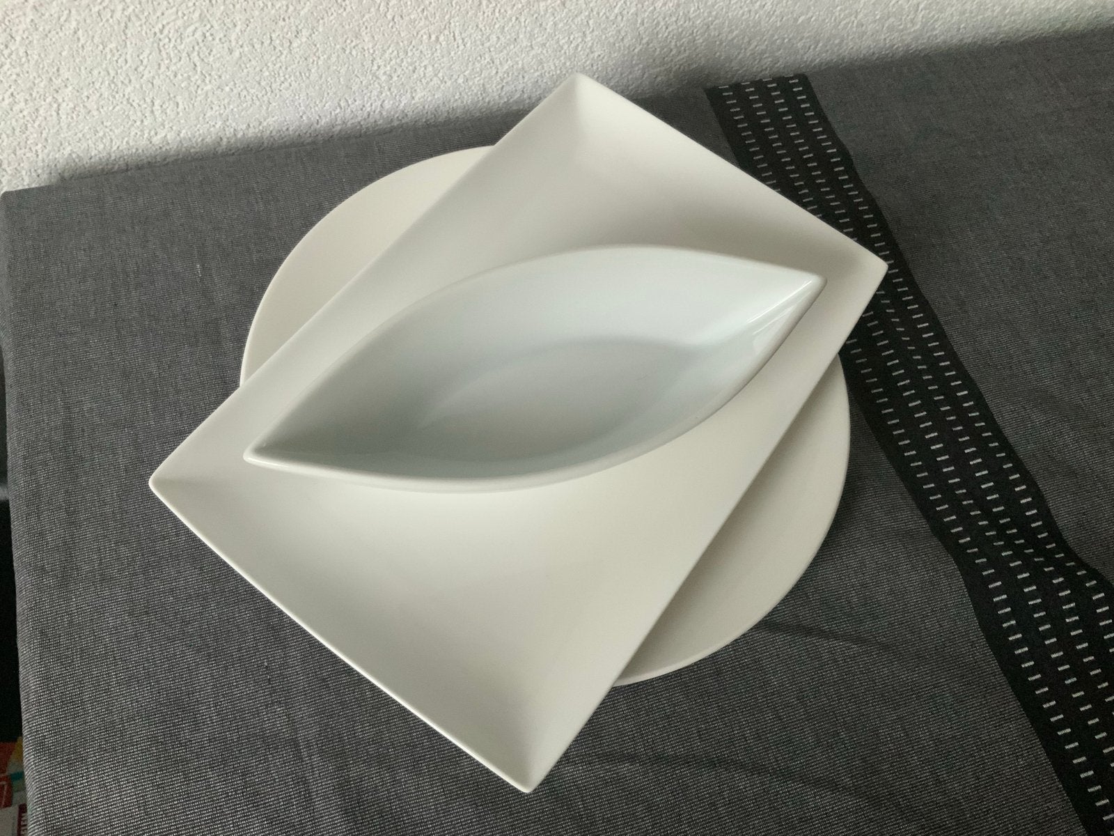 Modern wit servies: borden en schaal van Yong en Seltmann, Overige merken, Ophalen of Verzenden, Zo goed als nieuw, Bord(en)