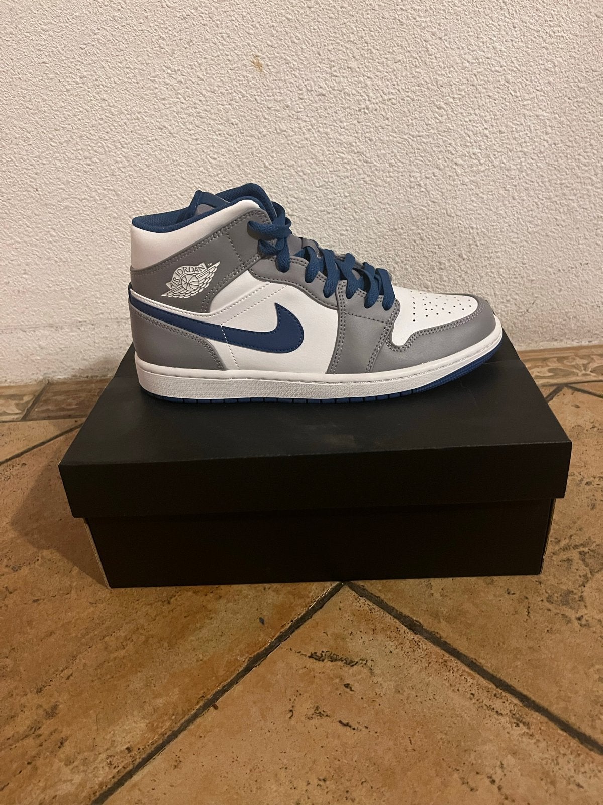 Nieuwe Nike Air Jordan 1 Mid - Maat 41, Kleding | Heren, Blauw, Nieuw, Ophalen of Verzenden, Sneakers of Gympen