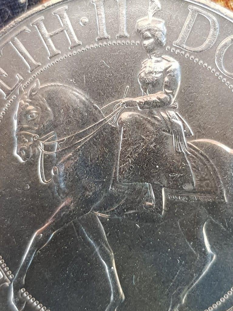 Mooie vintage Queen Elizabeth penning uit Engeland 3,8 cm., Ophalen of Verzenden