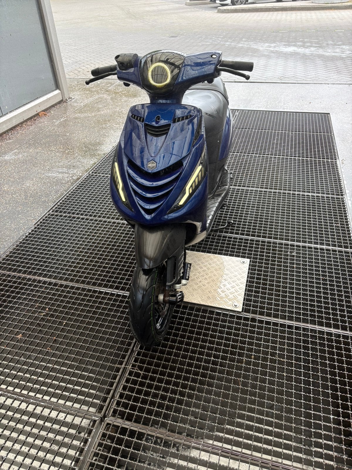 Piaggio zip 50cc 2 takt 2015 model, Fietsen en Brommers, Scooters | Piaggio, Ophalen, Zo goed als nieuw, Benzine, Zip