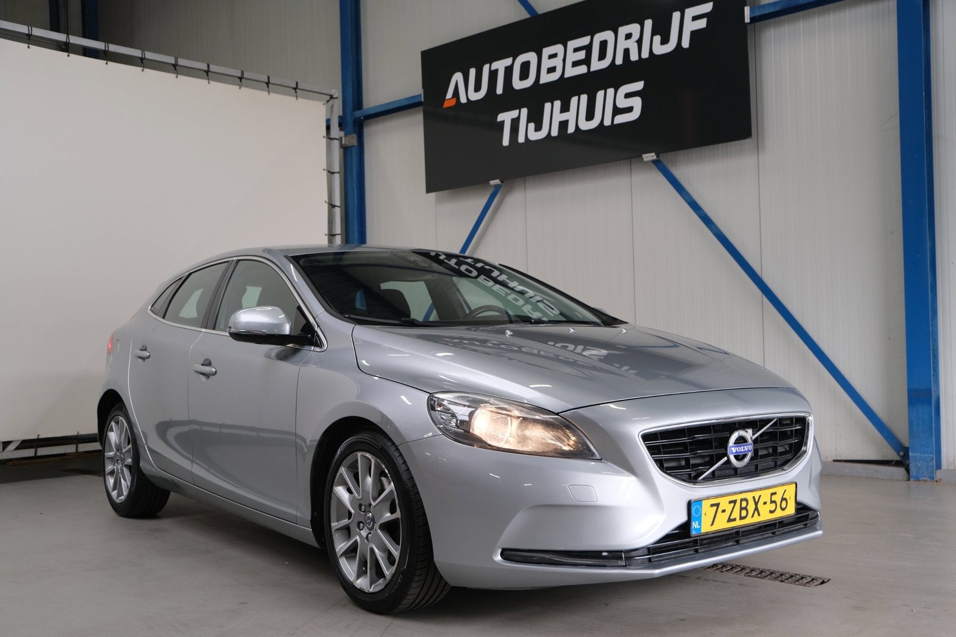 Volvo V40 1.6 D2 Momentum Automaat - N.A.P. Airco, Cruise, P, Auto's, Gebruikt, Euro 6, 4 cilinders, 700 kg