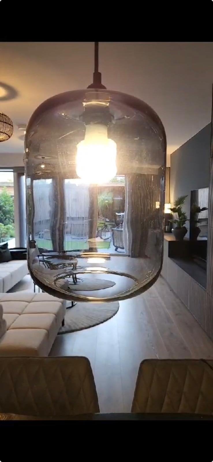 Twee blauwgrijze glazen lampenkappen, Huis en Inrichting, Lampen | Lampenkappen, Hanglamp, Gebruikt, Blauw, Rond