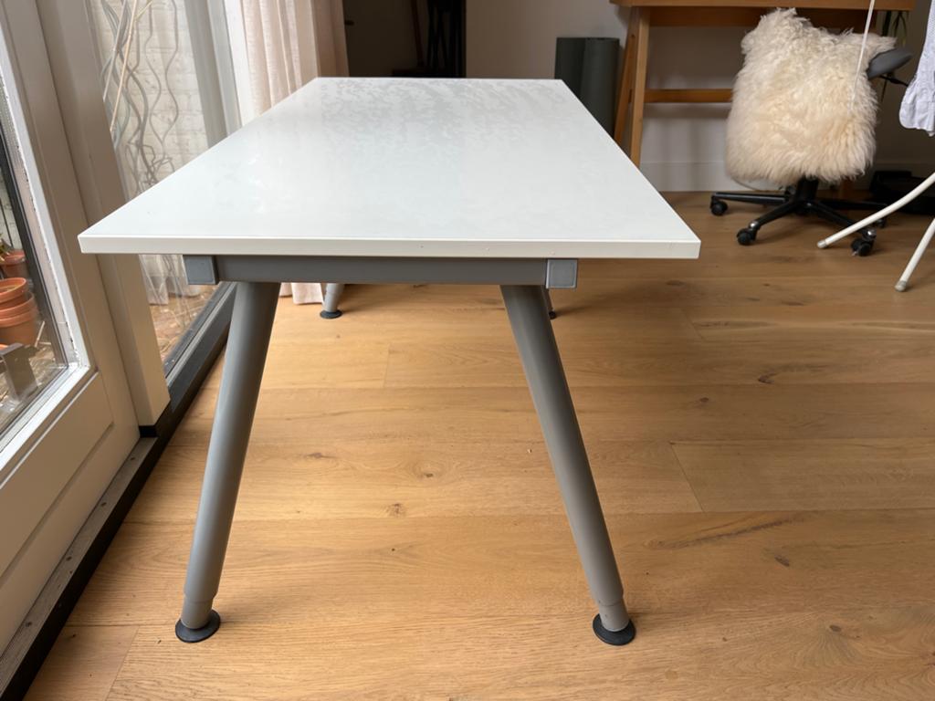 IKEA Galant bureau - Wit met grijs onderstel, Gebruikt, 120 cm, Spaanplaat of MDF, In hoogte verstelbaar
