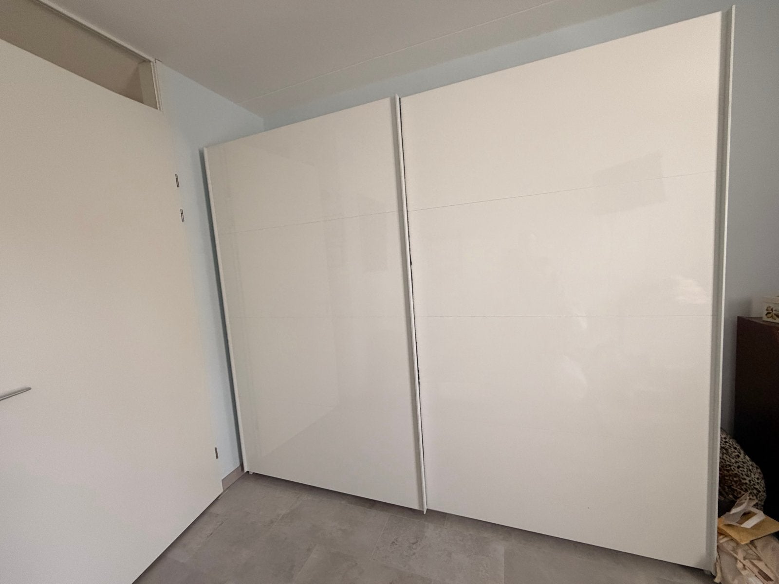Jysk hoogglans witte schuifdeurkast (hang/legplanken/lades), Ophalen, 200 cm of meer, Zo goed als nieuw, Met lade(s)