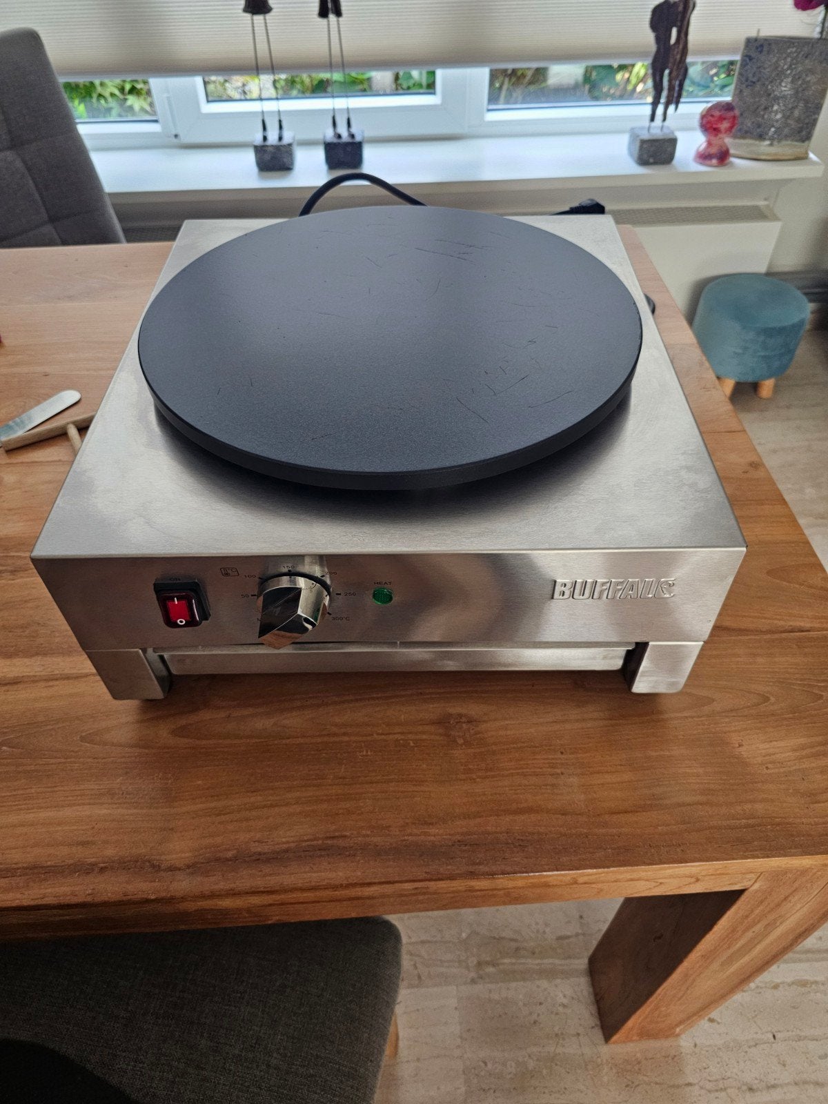 Foto 2 van Buffalo Crêpe Machine / Pannenkoek Machine / Crêpesapparaat