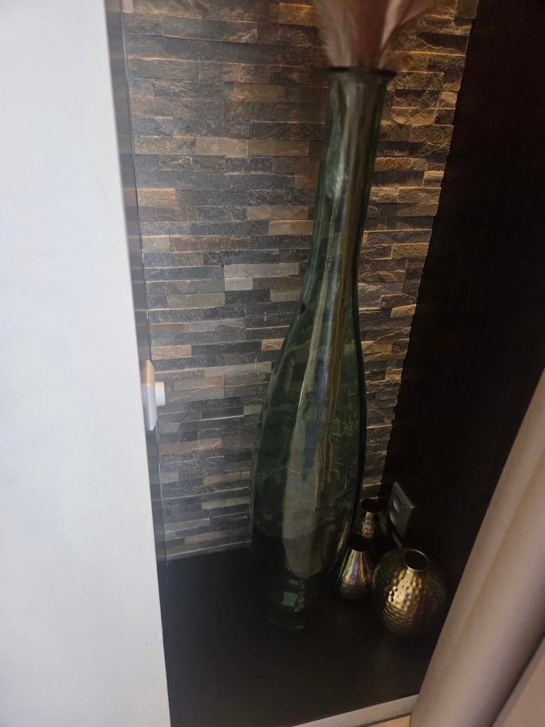 Grote glazen vaas met decoratieve pluimen, Huis en Inrichting, Woonaccessoires | Vazen, Ophalen of Verzenden, 75 cm of meer, Groen