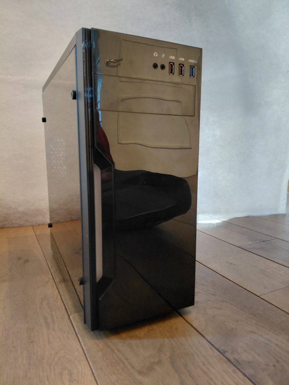 RGB Midi PC-behuizing met 550W voeding en moederbord, Ophalen, Zo goed als nieuw