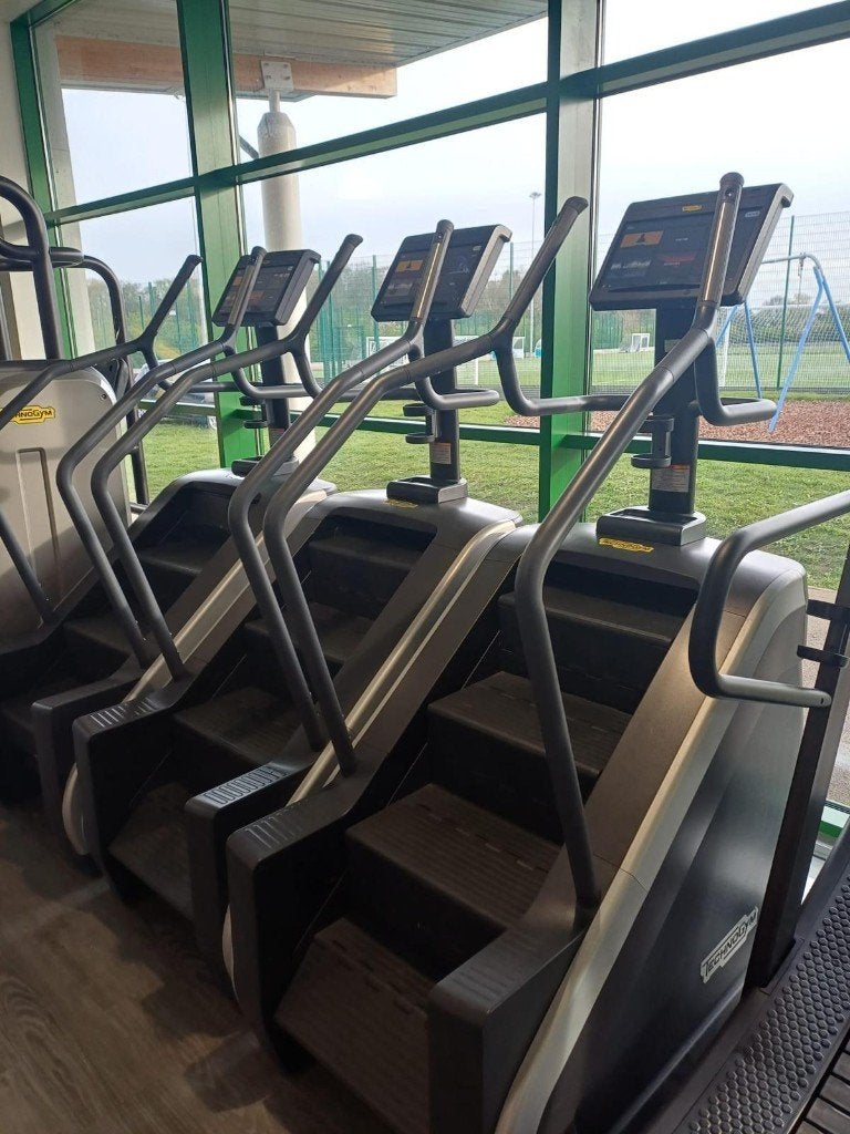 COMPLETE TECHNOGYM SPORTSCHOOL, Sport en Fitness, Fitnessapparatuur, Ophalen, Gebruikt, Benen, Krachtstation
