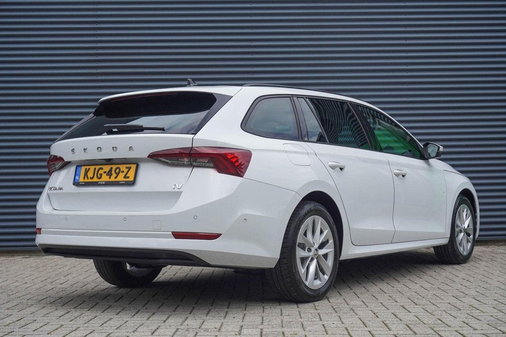Skoda Octavia Combi 1.4 TSI 204pk iV PHEV Business Edition |, 12 maanden, Stof, 4 cilinders, Wit