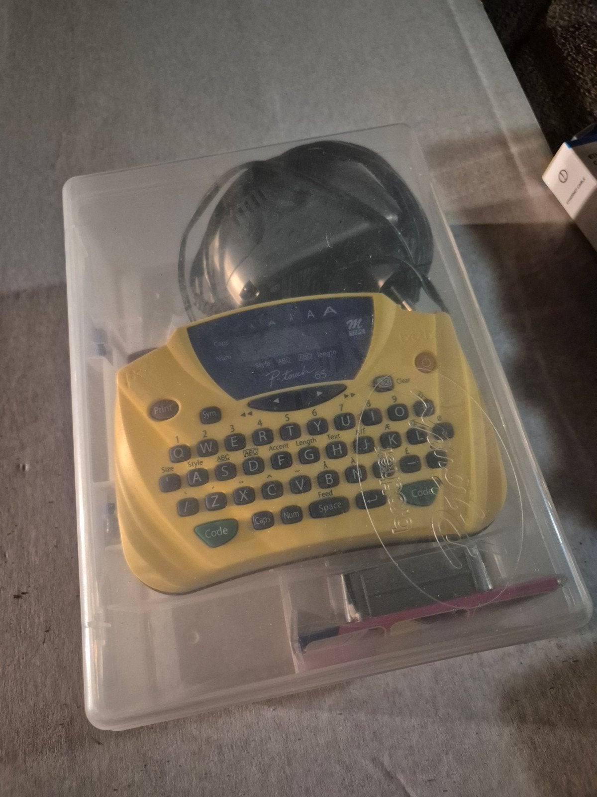 Brother P-Touch 65 Labelprinter - Geel, Computers en Software, Qwerty, Ophalen of Verzenden, Zo goed als nieuw, Tape-label