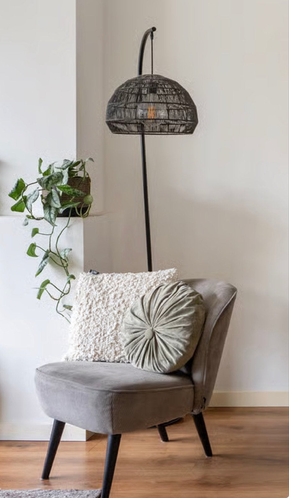 Mooie zwarte hanglamp met rieten kap, ca. 2 meter hoog, Ophalen, Gebruikt, Natuurlijk materiaal, 200 cm of meer