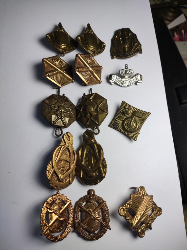 Oude schouderemblemen allerlei., Verzamelen, Militaria | Algemeen, Ophalen of Verzenden, Landmacht, Nederland, Embleem of Badge