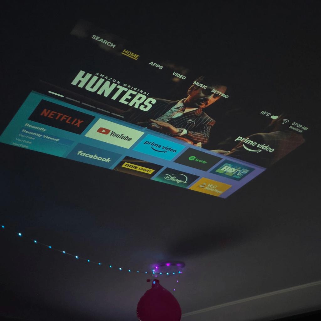 Smart TV Projector USB-C opladen, voeding via USB ANDROID TV, Audio, Tv en Foto, Beamers, Ophalen of Verzenden, Zo goed als nieuw