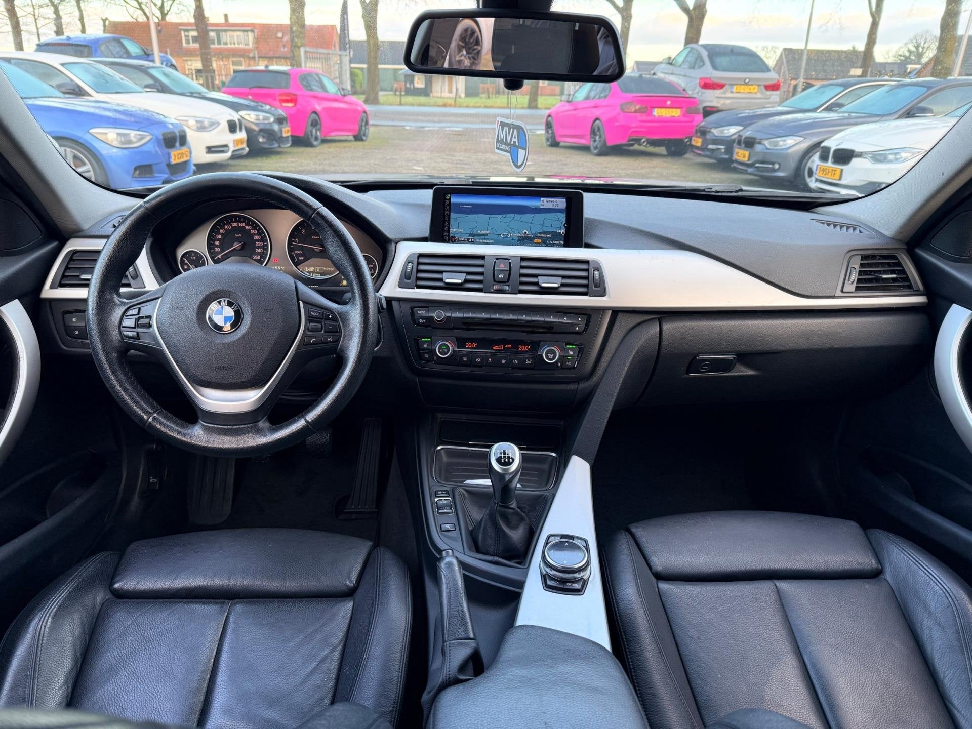 BMW 3-serie 320i High Executive M Sportpakket|Leder|18 inch|, Auto's, BMW, Achterwielaandrijving, Gebruikt, 4 cilinders, Zwart
