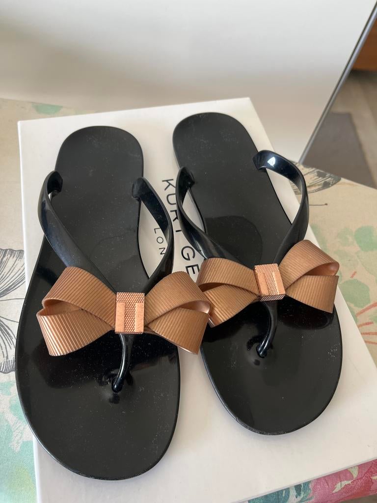 Kurt Geiger zwarte slippers met strik 6 (39), Ophalen of Verzenden, Zo goed als nieuw