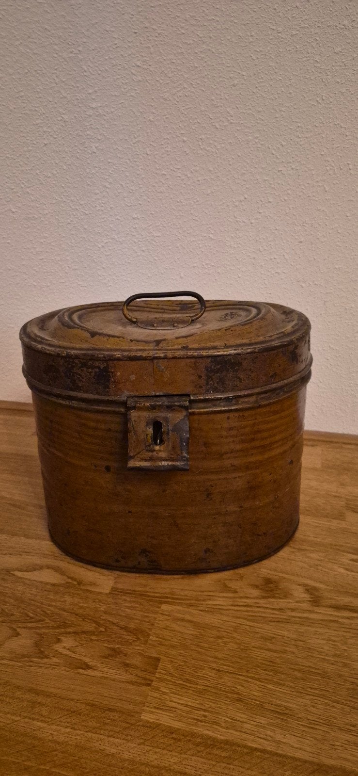 Antieke hoedendoos, Ophalen