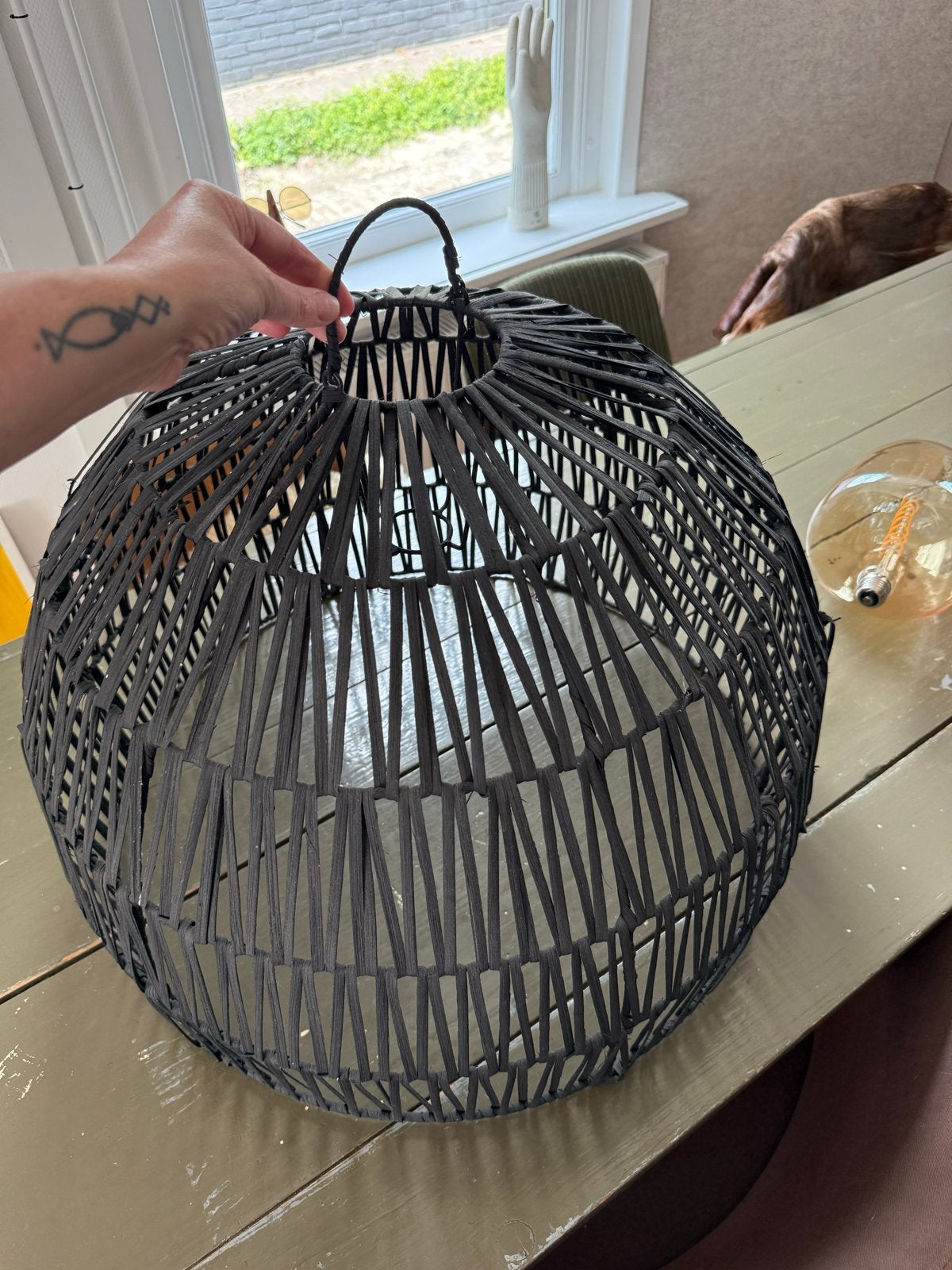 Zwarte rotan lampenkap met xl lichtbron, Ophalen, Zo goed als nieuw, Natuurlijk materiaal, E27 (groot)