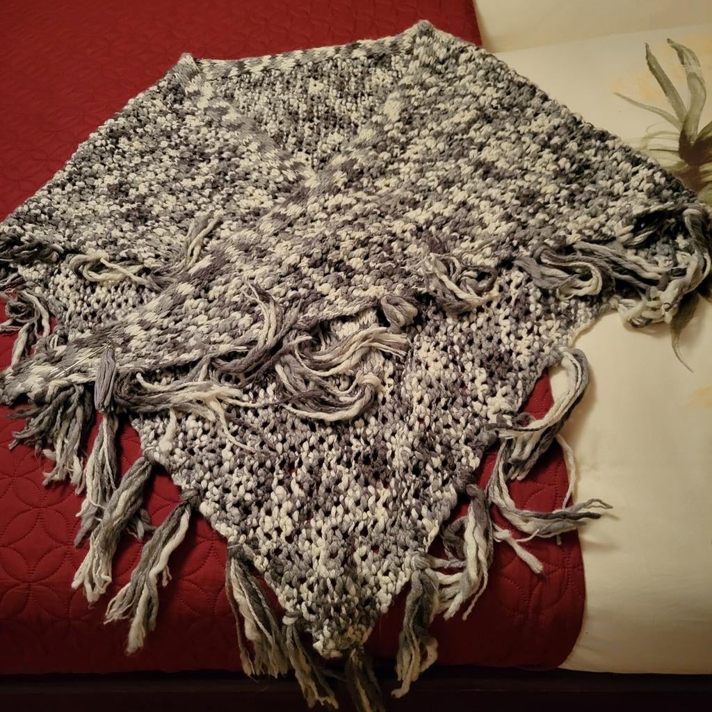 Grijze omslag sjaal met franjes, Kleding | Dames, Maat 38/40 (M), Ophalen of Verzenden, Sjaal, Onbekend