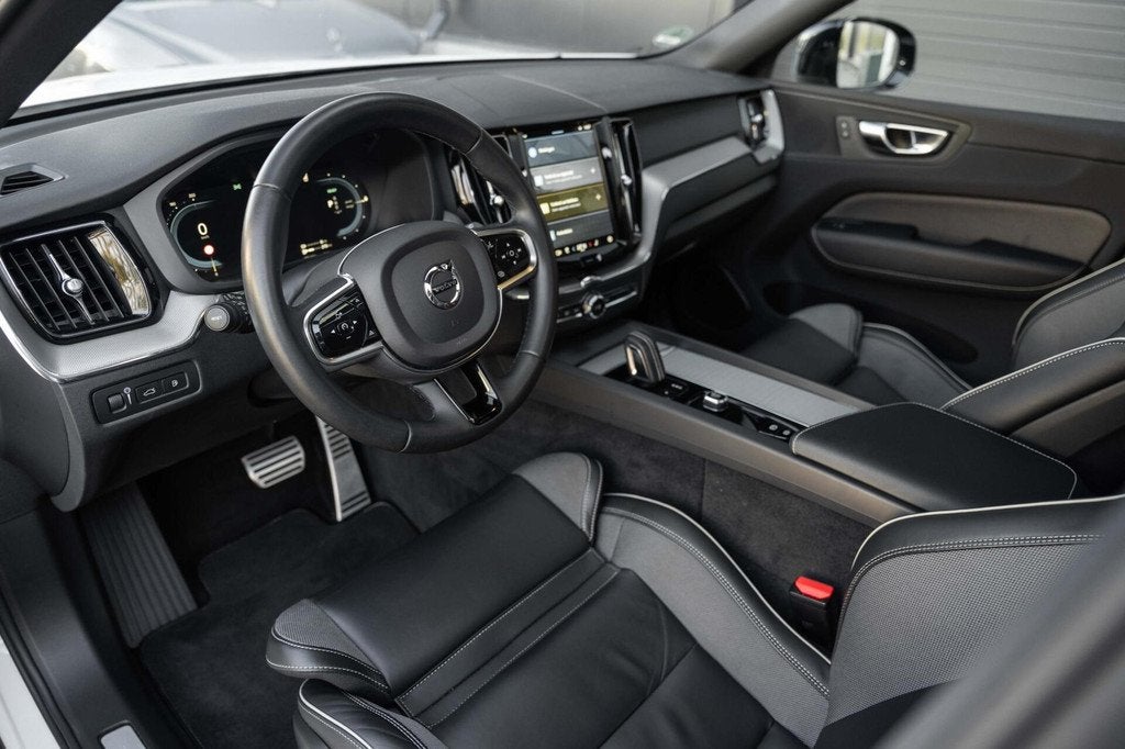 Volvo XC60 2.0 T8 R-Design Luchtvering Pano Trekhaak 19'', Automaat, Gebruikt, Zwart, 4 cilinders