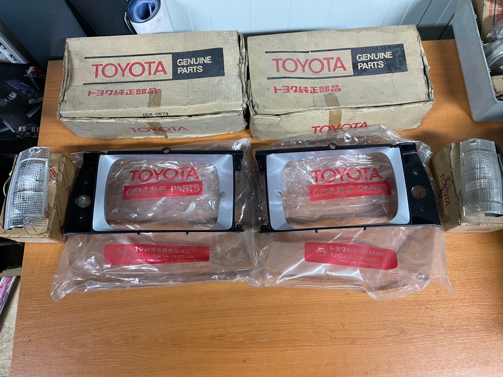 Toyota corolla ke70 sedan station koplamp randen nieuw, Ophalen of Verzenden