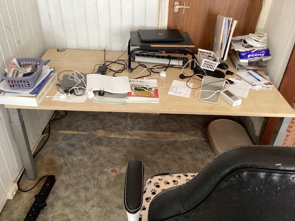 Groot Bureau, Gebruikt, In hoogte verstelbaar, Hout, 180 cm
