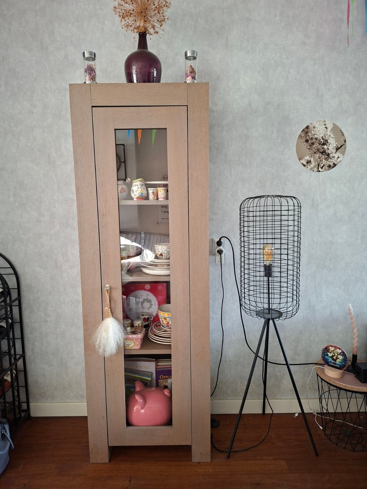 Vitrinekast met glazen deur, Huis en Inrichting, Kasten | Vitrinekasten, Ophalen, Met plank(en), 50 tot 100 cm, Zo goed als nieuw