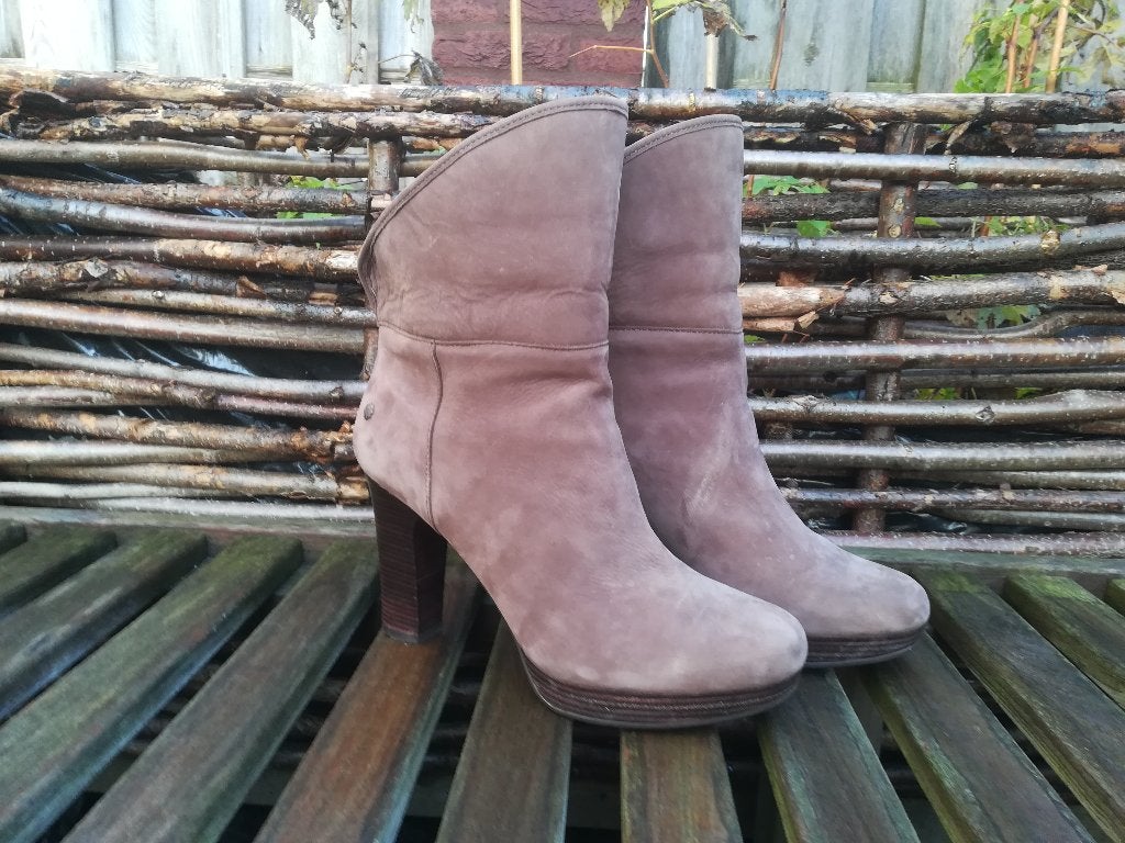 UGG Laarzen Suède Bruin Gevoerd maat 41, UGG, Bruin, Ophalen of Verzenden, Zo goed als nieuw