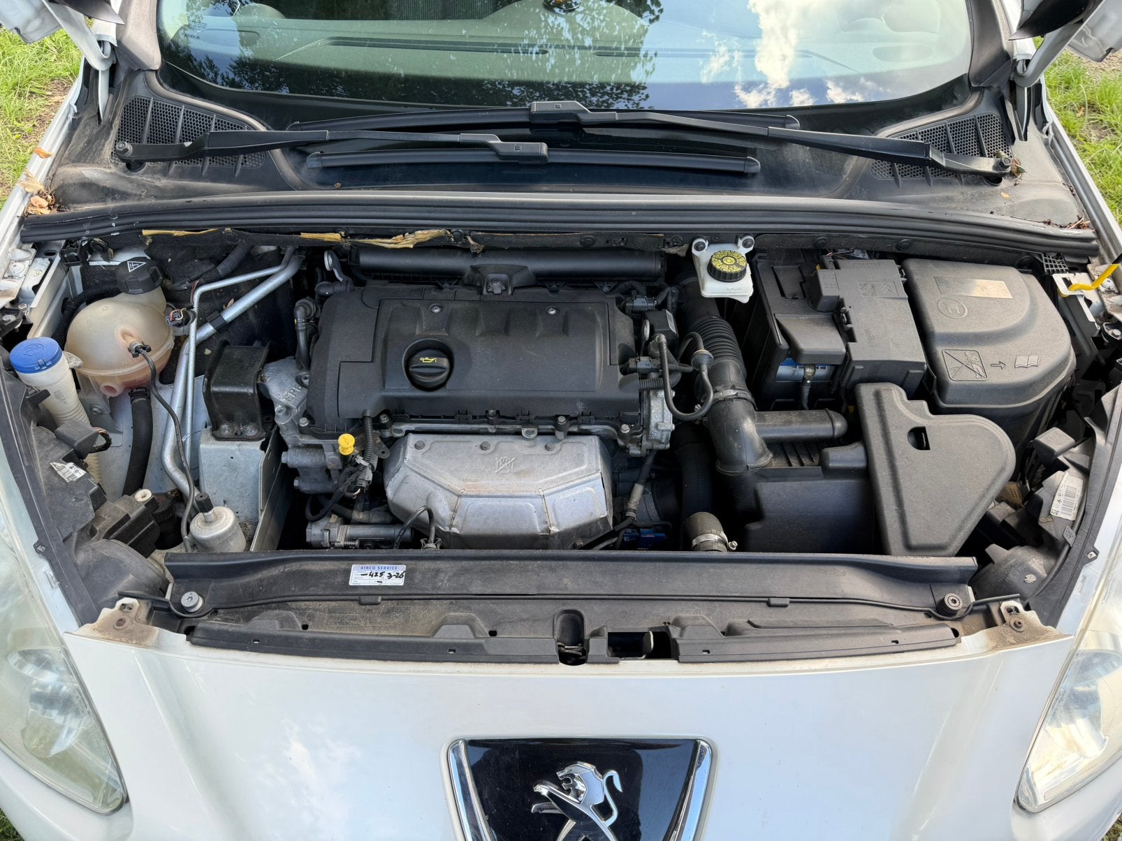 Foto 12 van Peugeot 308 1.6 VTI CC 2011 Wit facelift