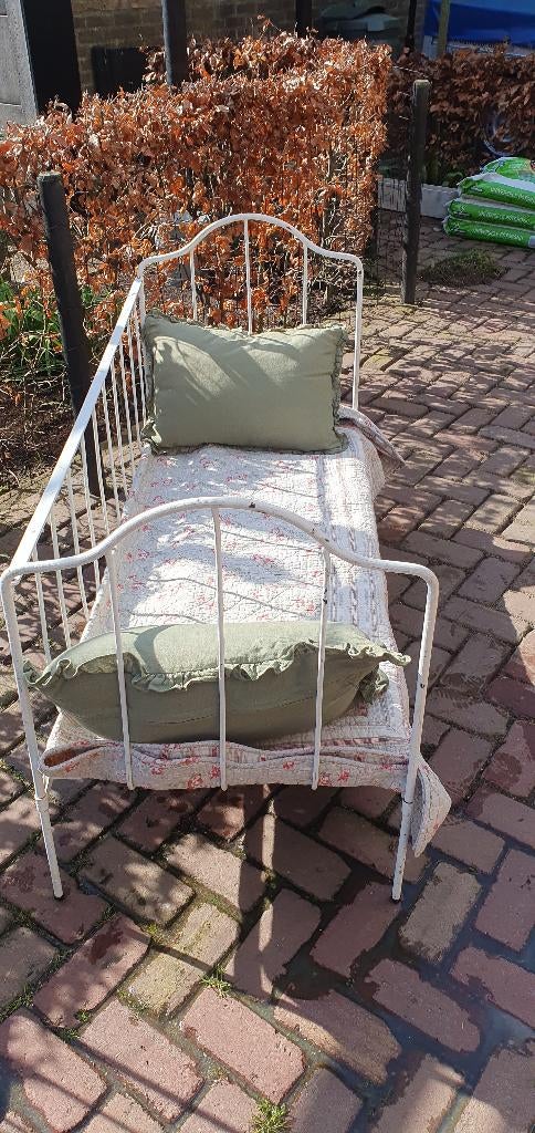 Brocant spijlen bedje, Ophalen