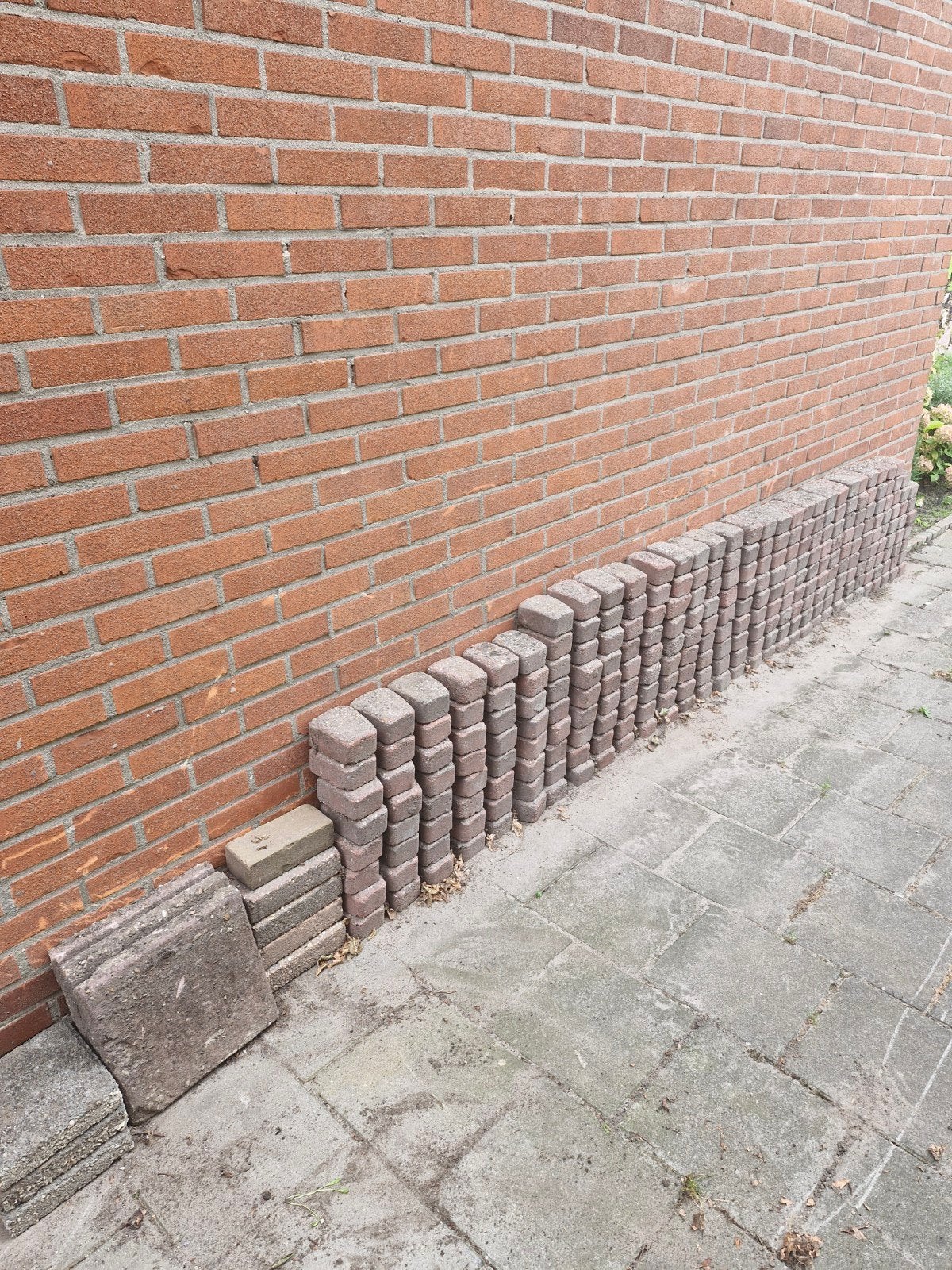 Klinkers en nog enkele terrastegels Gratis, Ophalen, Gebruikt, Klinkers, Minder dan 5 m²