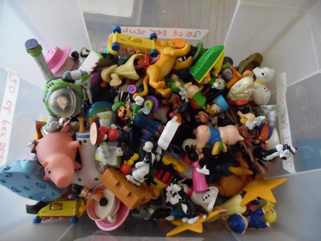 Disney figuurtjes +/- 120 stuks in een grote bak, Ophalen of Verzenden, Overige figuren, Zo goed als nieuw, Beeldje of Figuurtje