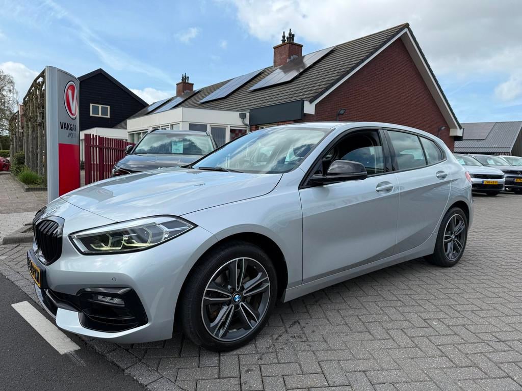 BMW 1-serie 118i High Executive. RIJKLAARPRIJS! TREKHAAK/AUT, 12 maanden, Gebruikt, Leder en Stof, Bedrijf