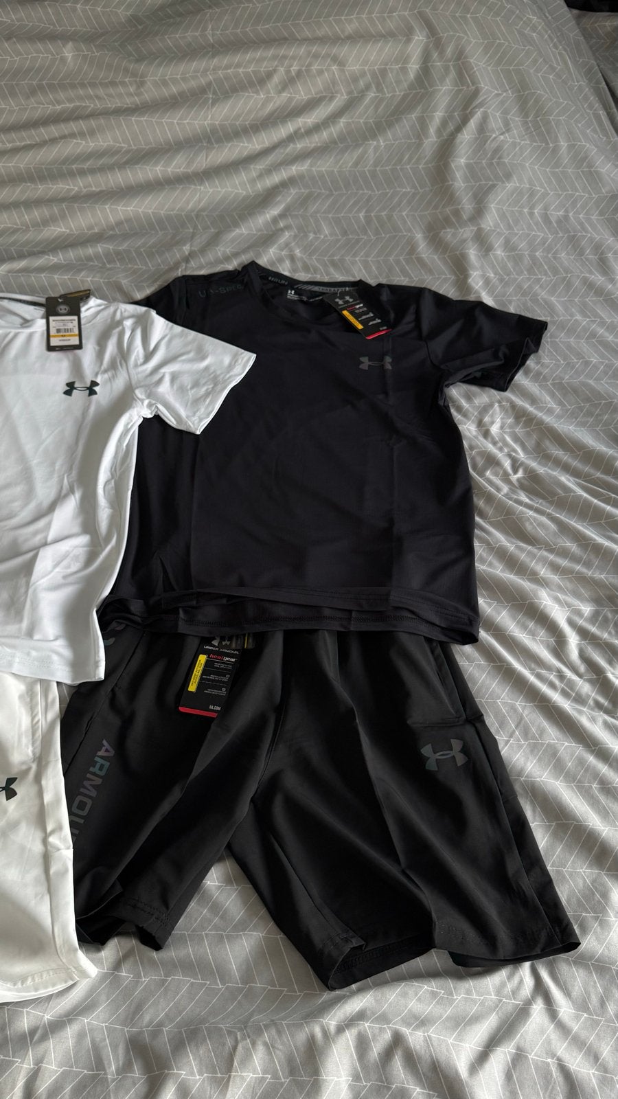 Under Armour sportset (shirt + korte broek), Meerkleurig, Nieuw, Ophalen of Verzenden, Algemeen