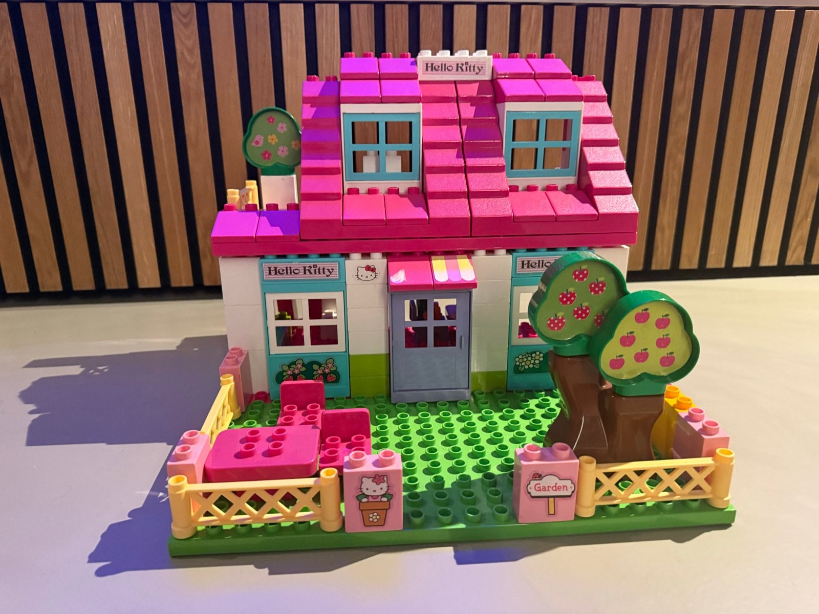 DUPLO Hello Kitty Huis - Complete Set, Overige thema's, Ophalen of Verzenden, Zo goed als nieuw, Compleet