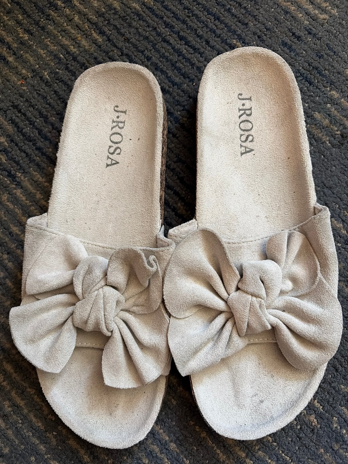 J-ROSA Slippers met strik - Beige, Slippers, Beige, Ophalen of Verzenden, Zo goed als nieuw
