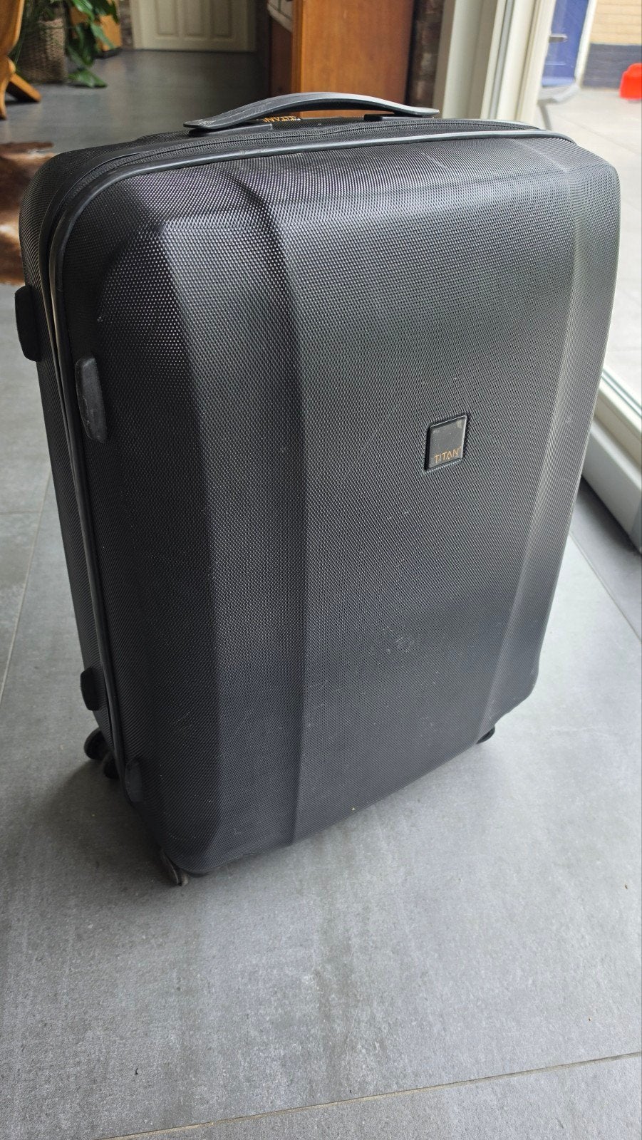 Zwarte Titan koffer met slot en wieltjes, Gebruikt, Hard kunststof, Ophalen of Verzenden, 35 tot 45 cm