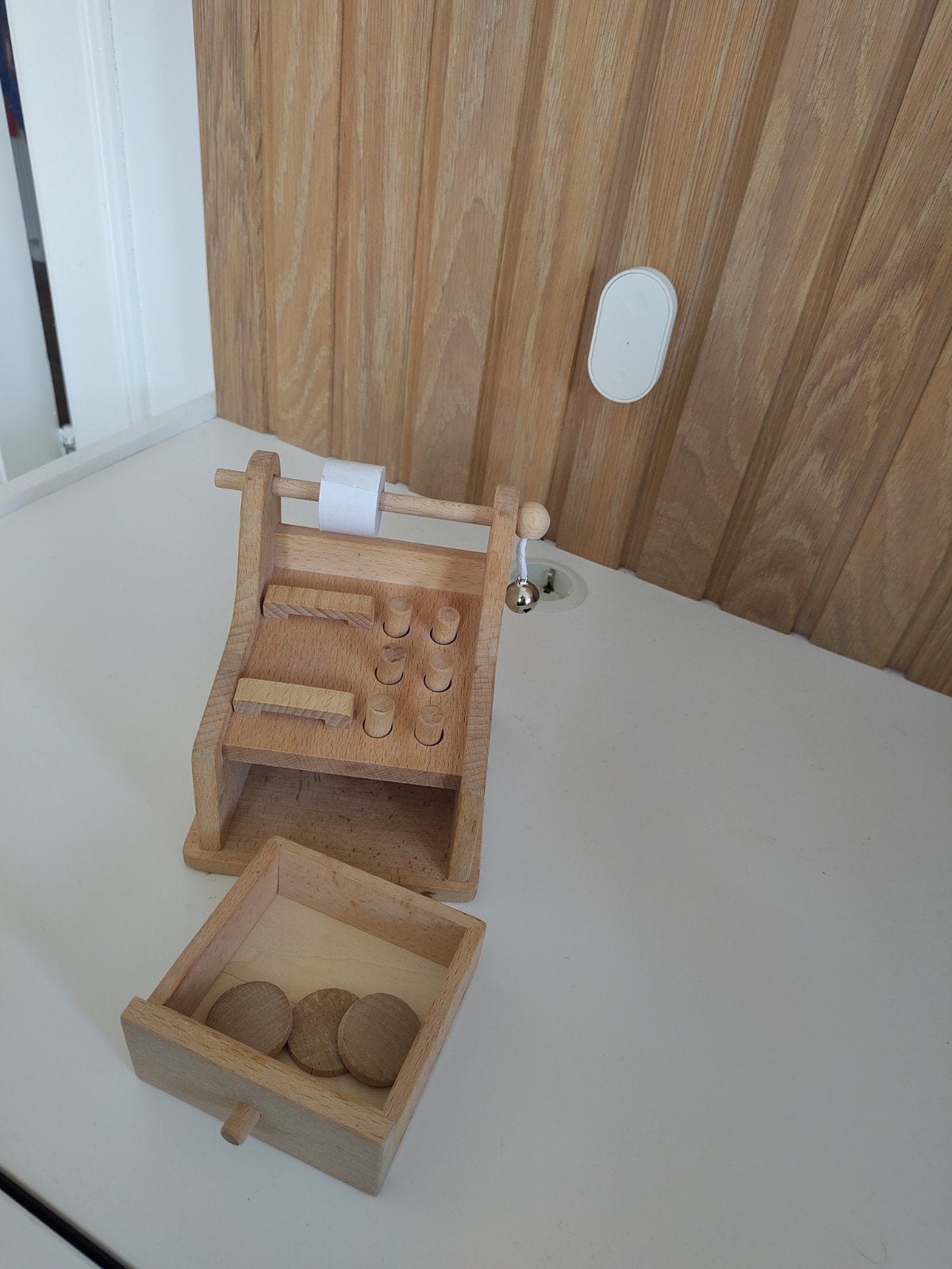 Houten kassa met nieuwe kassarol, Kinderen en Baby's, Speelgoed | Houten speelgoed, Ophalen of Verzenden, Zo goed als nieuw, Overige typen