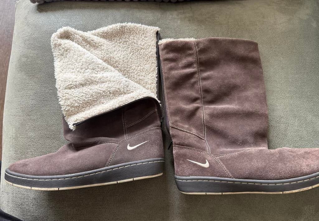 Nike laarsjes bruin suede, Bruin, Lage of Enkellaarzen, Ophalen of Verzenden, Gedragen