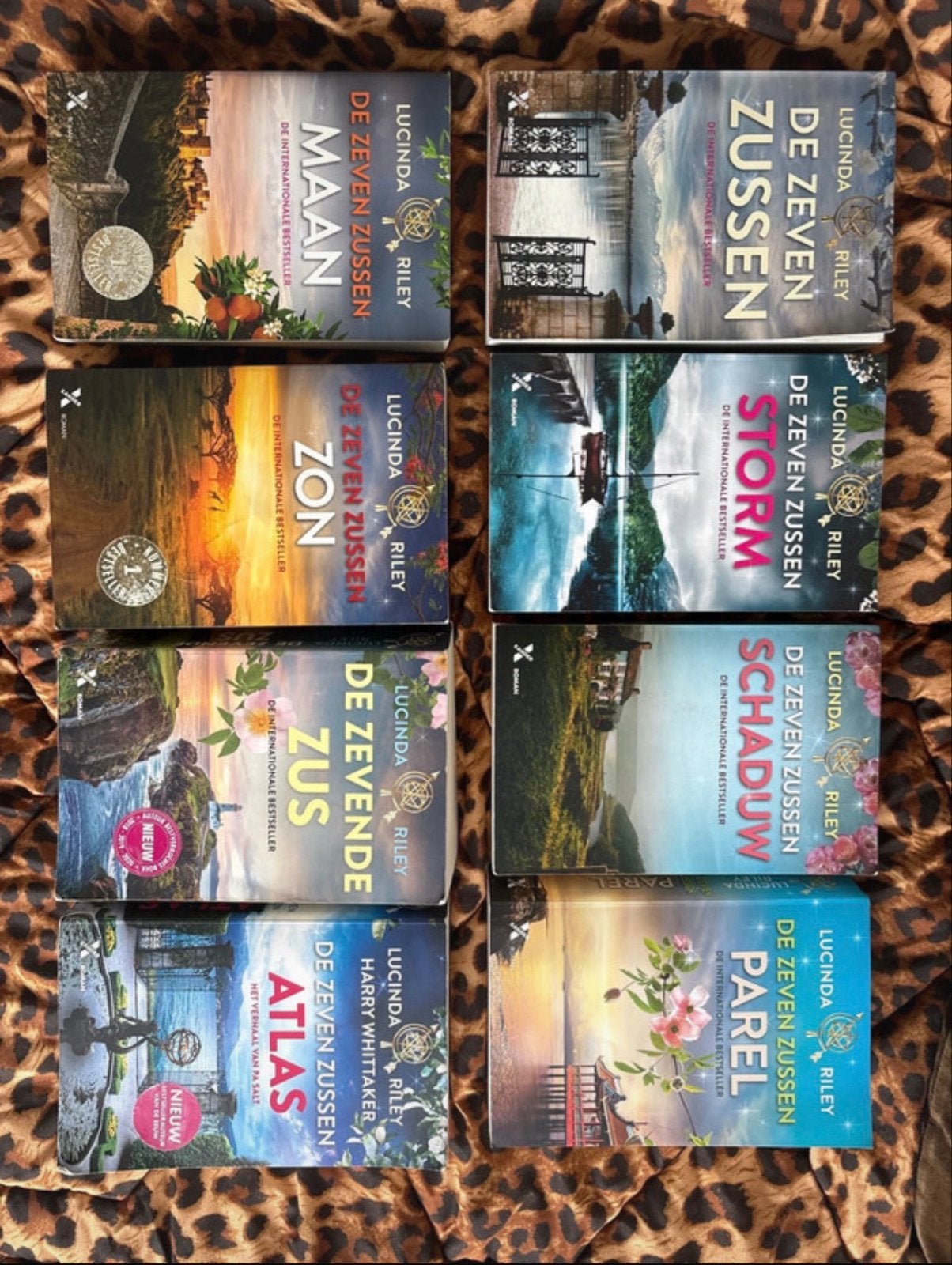 De Zeven Zussen serie - Lucinda Riley  nog 5 boeken, Boeken, Romans, Ophalen of Verzenden, Zo goed als nieuw, Nederland
