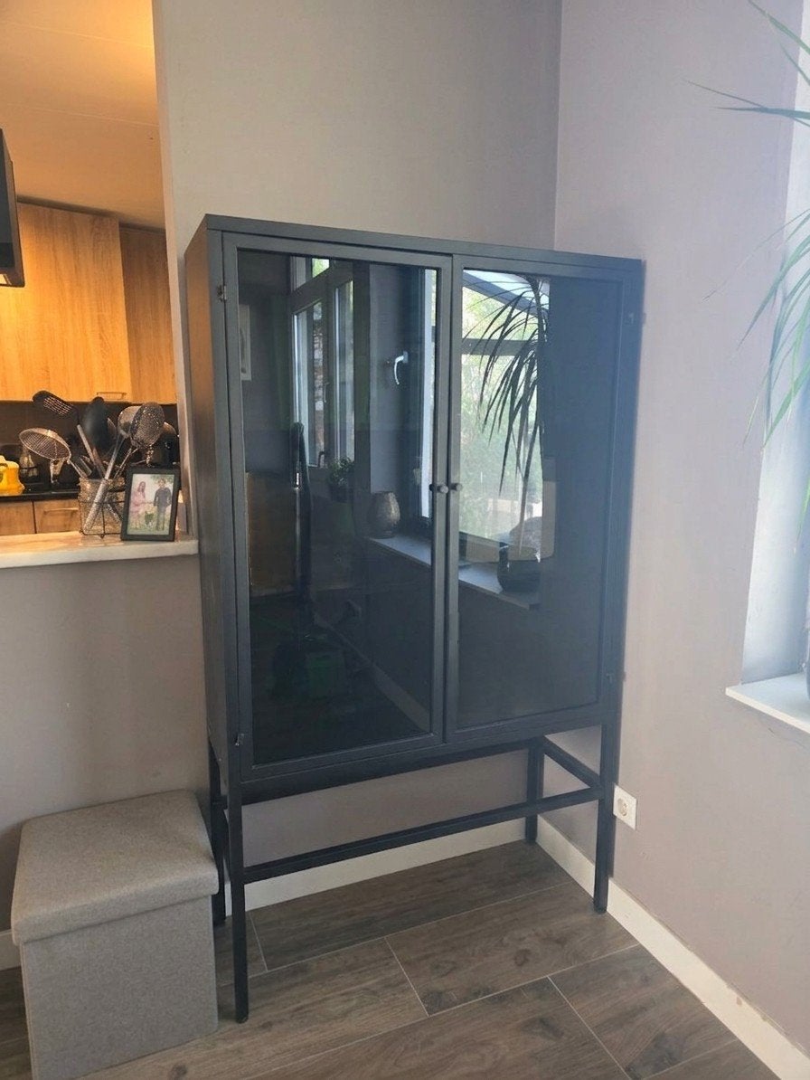 Zwarte kast met glazen deuren - Vitrinekast / Opbergkast, Ophalen, 50 tot 100 cm, Glas, Modern industrieel