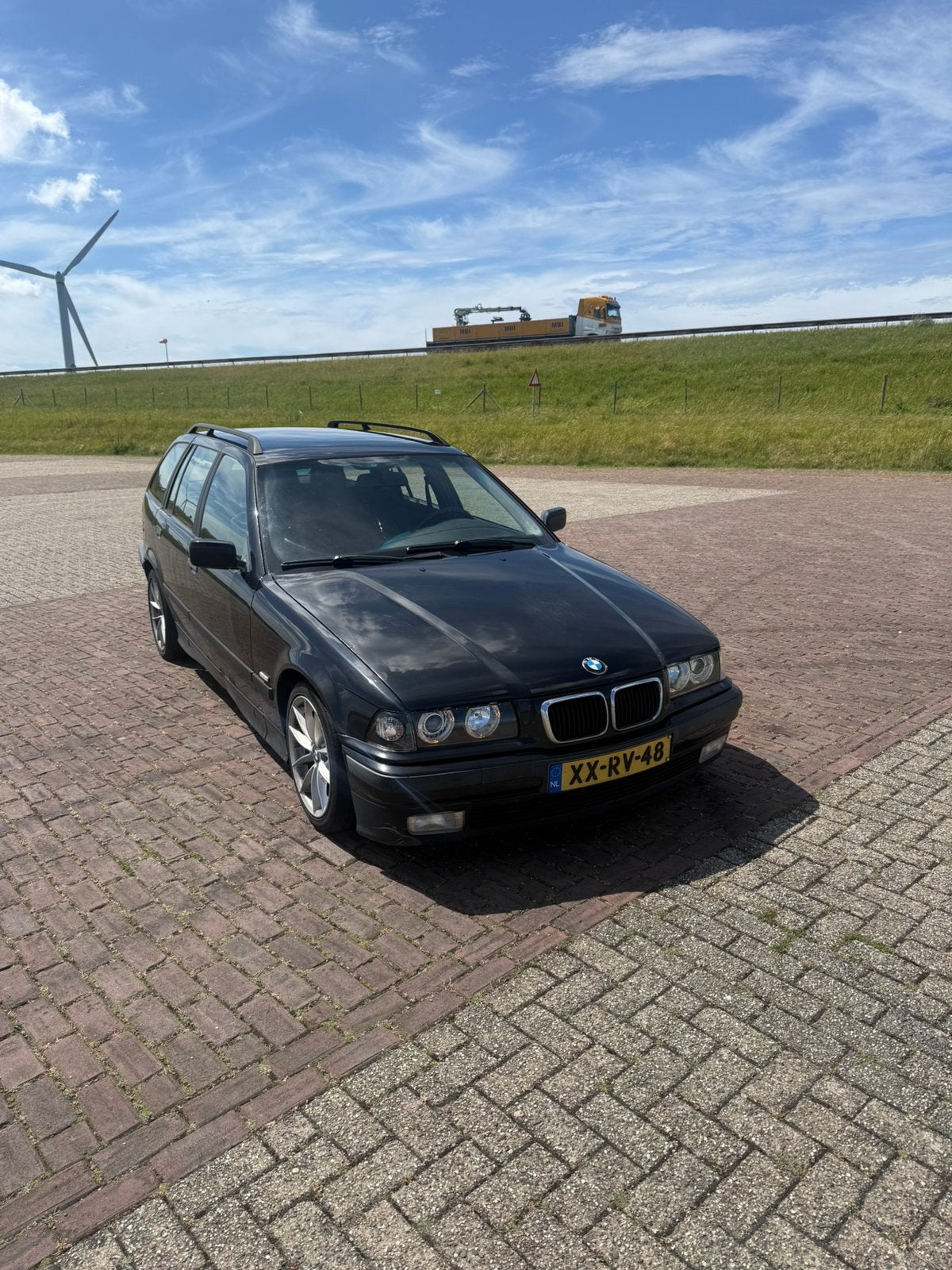 BMW 3-Serie 1.8 I 318 Touring 1999 Zwart, Achterwielaandrijving, 4 cilinders, 1796 cc, Zwart