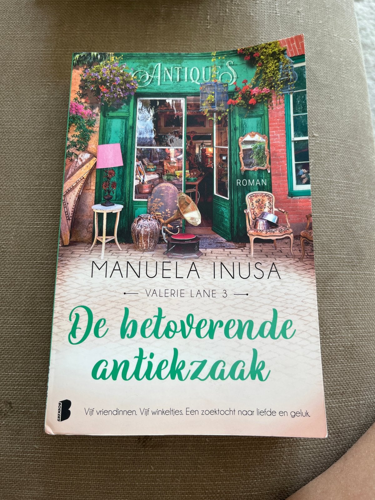 De betoverende antiekzaak - Manuela Inusa (Valerie Lane 3), Ophalen of Verzenden, Gelezen, Europa overig