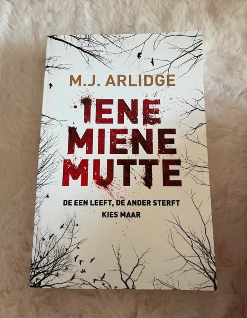 Iene Miene Mutte - M.J. Arlidge (Thriller), Boeken, Thrillers, Ophalen of Verzenden, Zo goed als nieuw, Nederland