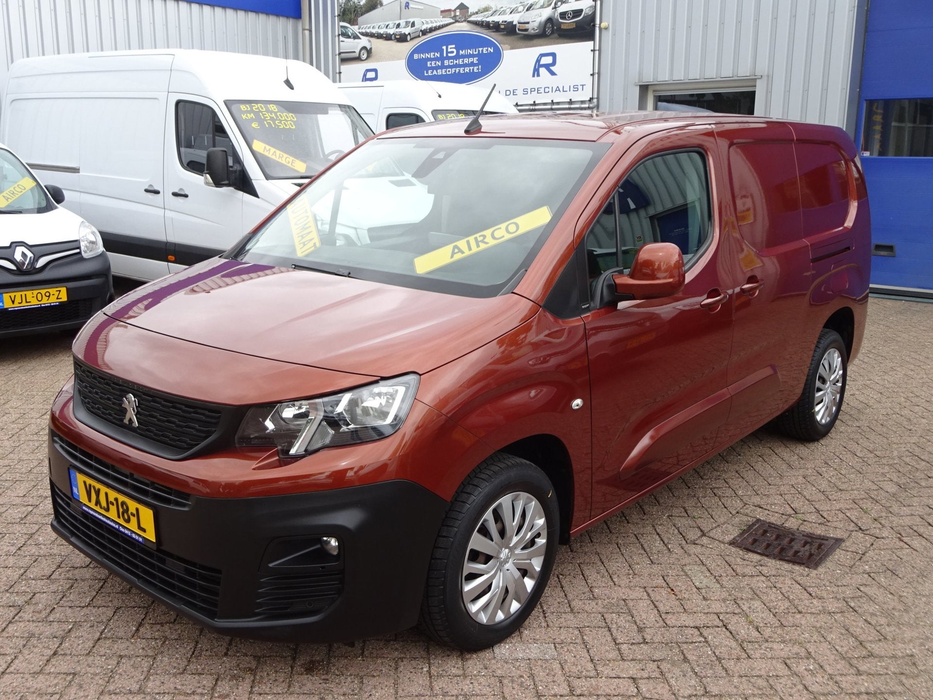 Peugeot Partner 1.5 BlueHDI Long L2 ADAPTIVE CRUISE CONTROL, Auto's, Stof, Gebruikt, 4 cilinders, Bruin